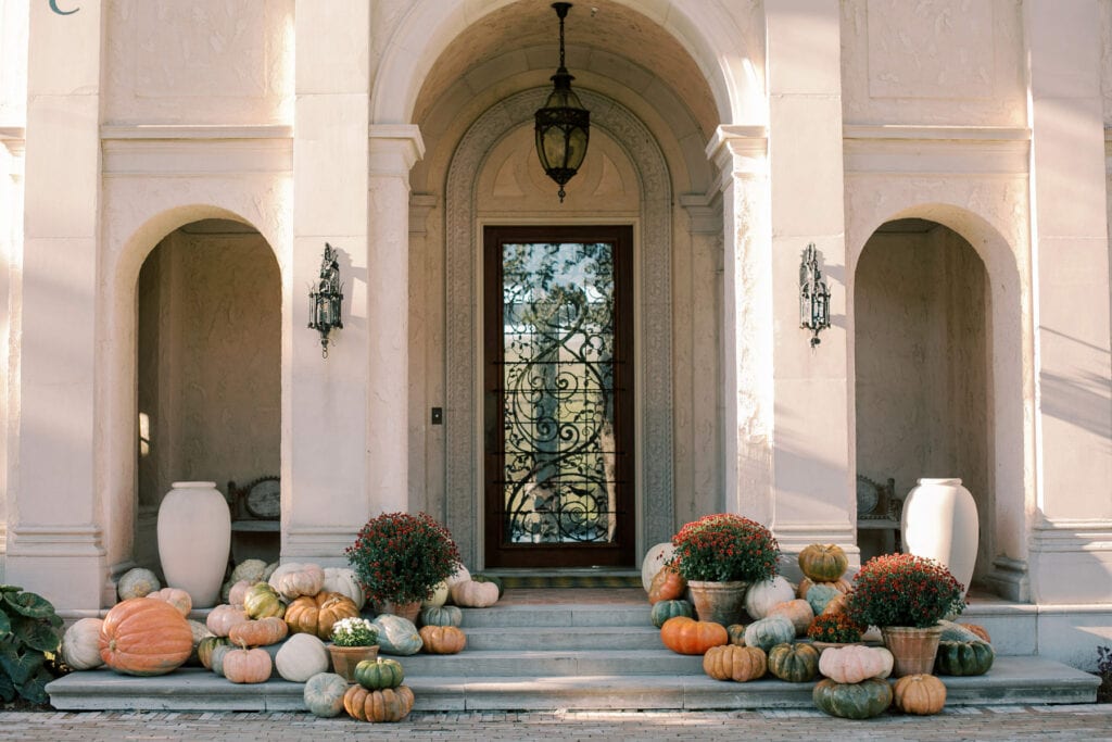 pumpkin decorating ideas in front of mansion